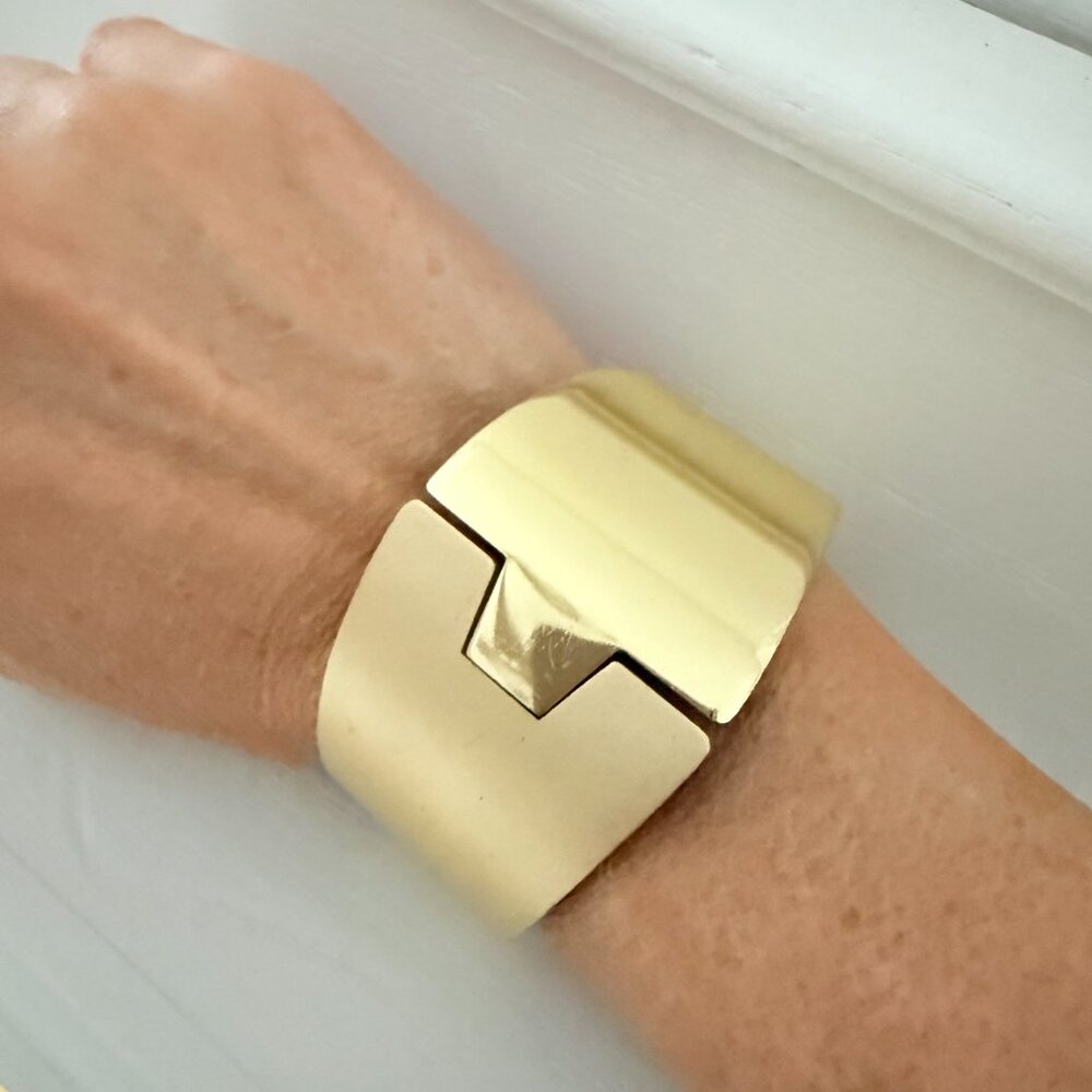 ✨ Bold Modern Gold Hinged Bracelet ✨